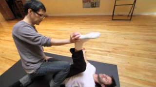 Kam Thye Chow performs Thai Yoga Massage